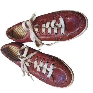 8 Toas red sneaker